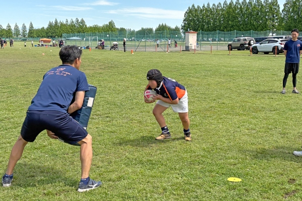 ラグビーの指導を行う吉岡氏